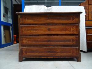  Cassettone mosso in noce massello intarsiato Luigi XV metà 1700 Piemontese